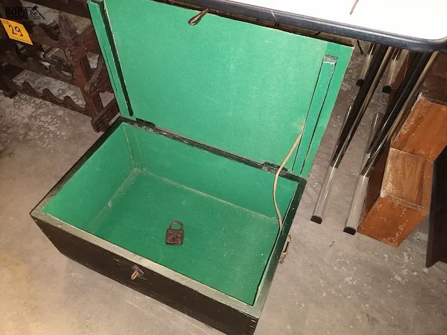 Lot 28 - houten koffer - afbeelding 2 van  4