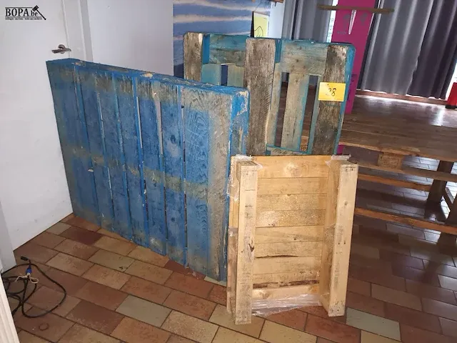 Lot 28 - houten palletten. 3 stuks - afbeelding 1 van  4