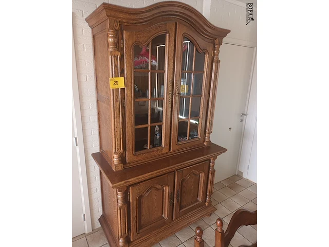 Lot 28 - houten vitrine kast - afbeelding 1 van  4