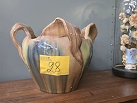 Lot 28 - keramische cache pot hoogte 28,5 cm - afbeelding 1 van  3