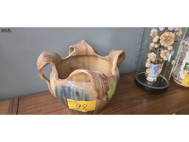 Lot 28 - keramische cache pot hoogte 28,5 cm - afbeelding 2 van  3