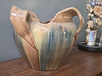 Lot 28 - keramische cache pot hoogte 28,5 cm - afbeelding 3 van  3