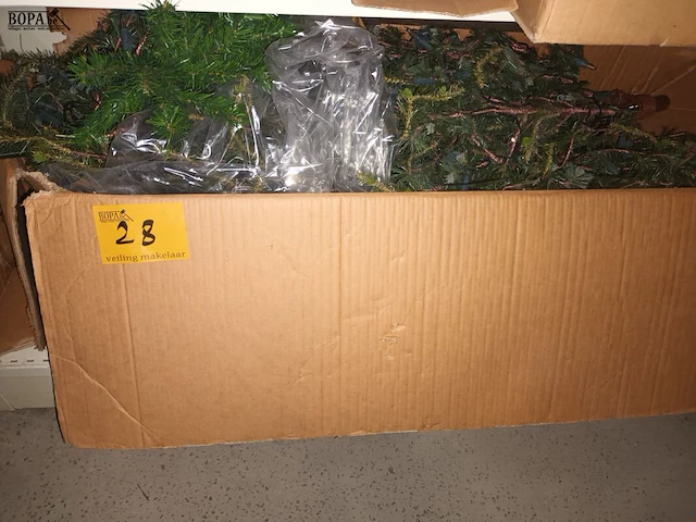 Lot 28 - kerstboom - afbeelding 1 van  3