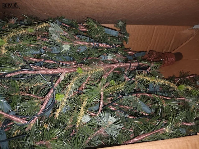 Lot 28 - kerstboom - afbeelding 3 van  3