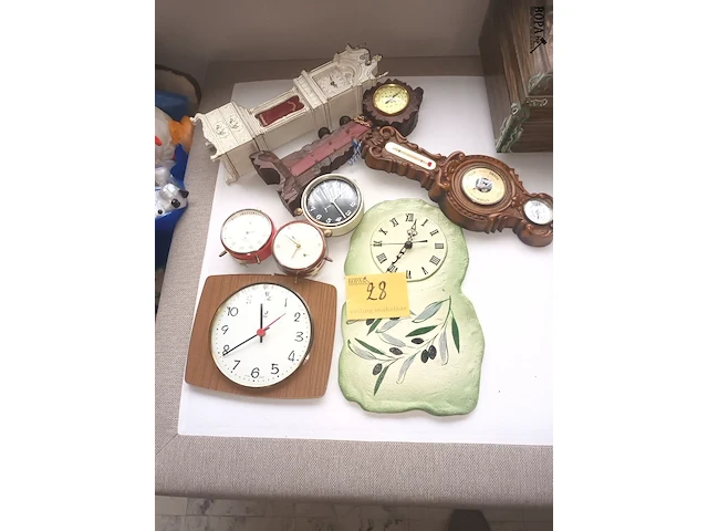 Lot 28 - klokken en barometers. 8 stuks - afbeelding 1 van  4