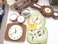 Lot 28 - klokken en barometers. 8 stuks - afbeelding 1 van  4