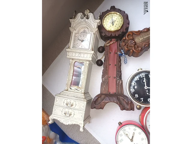 Lot 28 - klokken en barometers. 8 stuks - afbeelding 3 van  4