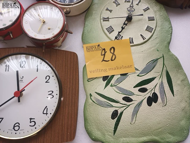 Lot 28 - klokken en barometers. 8 stuks - afbeelding 4 van  4