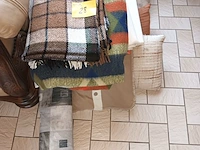 Lot 28 - kussens, tafeltapijtjes en dekens. 10 stuks - afbeelding 1 van  3