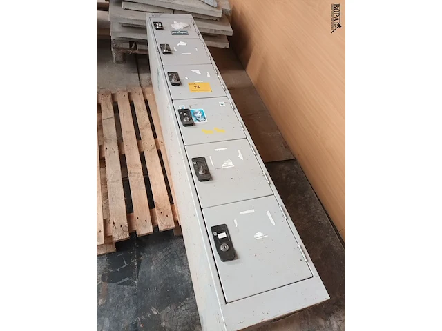Lot 28 - metalen locker kast overtoom - afbeelding 1 van  4