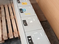 Lot 28 - metalen locker kast overtoom - afbeelding 1 van  4