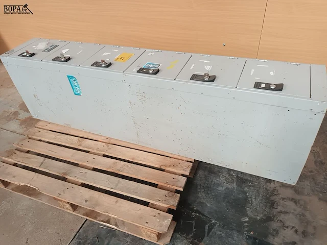 Lot 28 - metalen locker kast overtoom - afbeelding 2 van  4