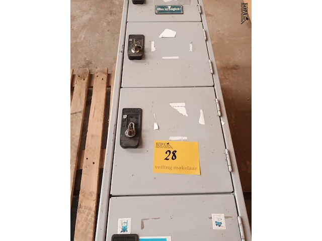 Lot 28 - metalen locker kast overtoom - afbeelding 3 van  4