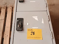 Lot 28 - metalen locker kast overtoom - afbeelding 3 van  4
