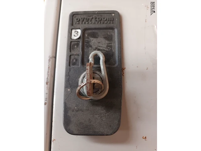 Lot 28 - metalen locker kast overtoom - afbeelding 4 van  4