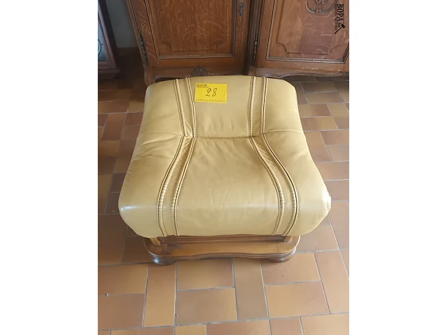Lot 28 - poef - afbeelding 1 van  3