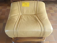 Lot 28 - poef - afbeelding 1 van  3