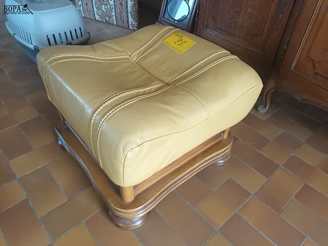 Lot 28 - poef - afbeelding 2 van  3