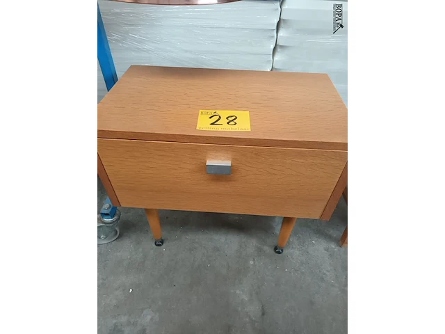 Lot 28 - retro nachtkastje - afbeelding 1 van  5