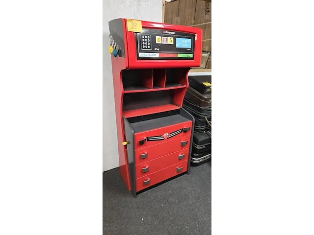 Lot 28 - rode bureau/boeken kast in benzinepomp vorm - afbeelding 1 van  11