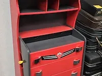 Lot 28 - rode bureau/boeken kast in benzinepomp vorm - afbeelding 1 van  11