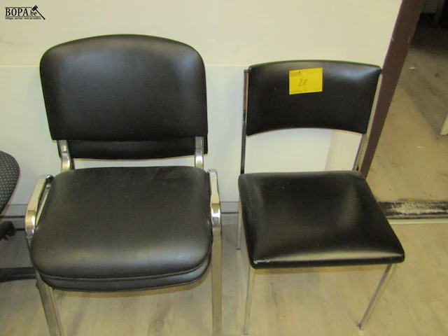 Lot 28 - stoelen. 3 stuks - afbeelding 1 van  1