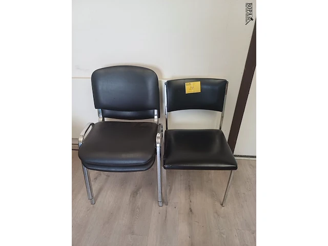 Lot 28 - stoelen. 3 stuks - afbeelding 1 van  3