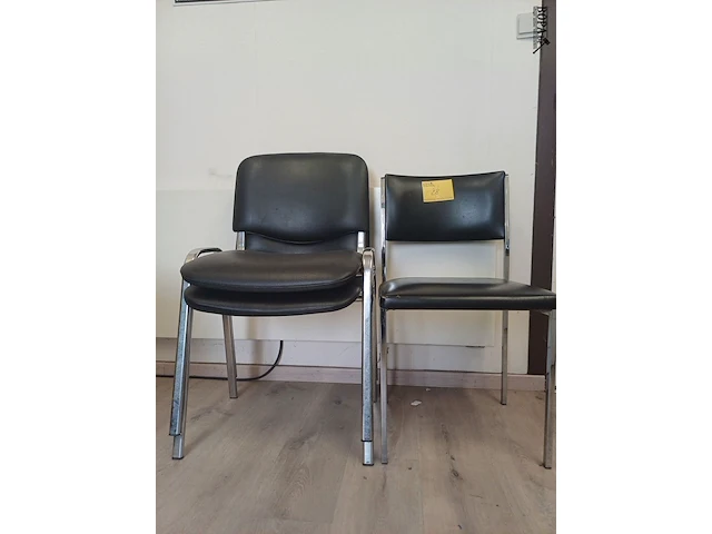 Lot 28 - stoelen. 3 stuks - afbeelding 2 van  3