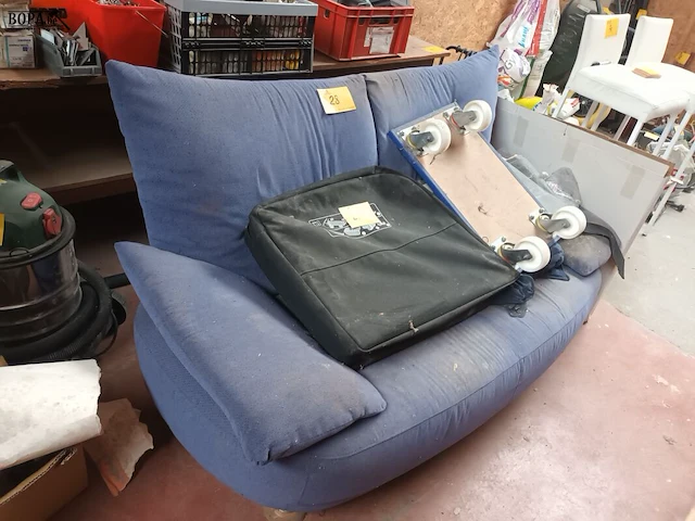 Lot 28 - stoffen sofa - afbeelding 1 van  3