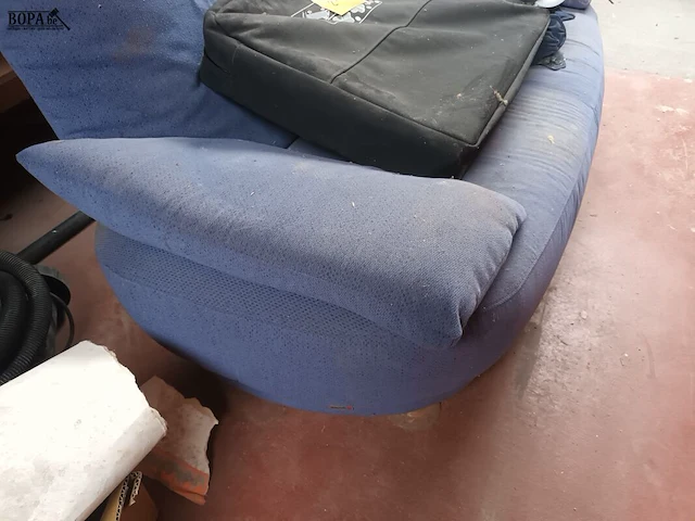 Lot 28 - stoffen sofa - afbeelding 2 van  3