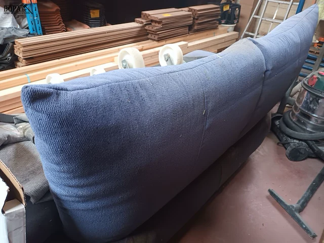 Lot 28 - stoffen sofa - afbeelding 3 van  3