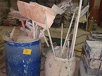 Lot 28 - tonnen met pleister gereedschap. 2 stuks