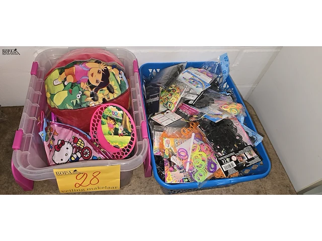 Lot 28 - top ball dora & hello kitty 7 stuks - afbeelding 1 van  6