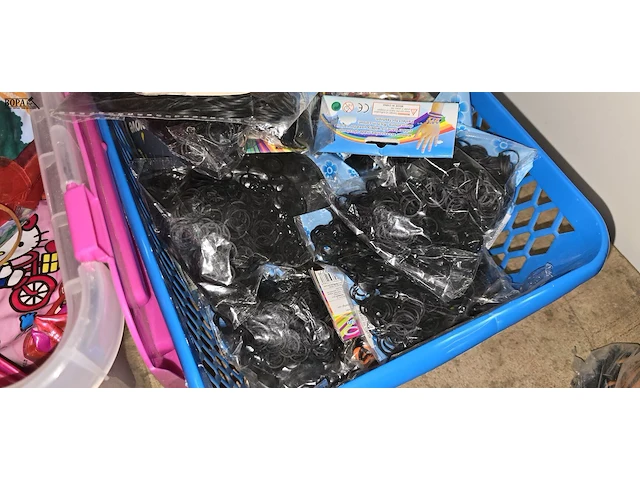 Lot 28 - top ball dora & hello kitty 7 stuks - afbeelding 5 van  6