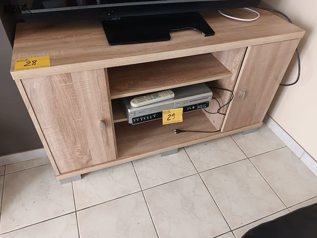 Lot 28 - tv meubel - afbeelding 1 van  3