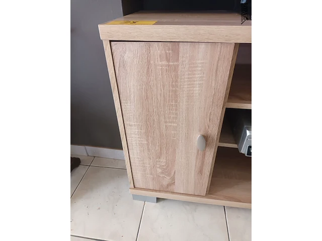 Lot 28 - tv meubel - afbeelding 2 van  3