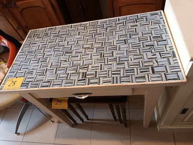 Lot 28 - vintage keukentafel met tegels - afbeelding 1 van  4