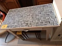 Lot 28 - vintage keukentafel met tegels - afbeelding 1 van  4