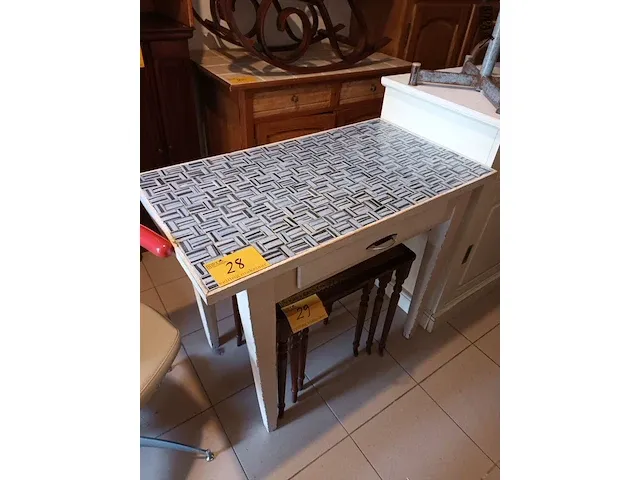 Lot 28 - vintage keukentafel met tegels - afbeelding 2 van  4