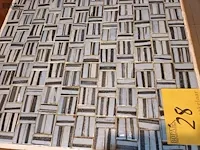 Lot 28 - vintage keukentafel met tegels - afbeelding 3 van  4