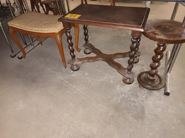 Lot 28 - voetenbank, bijzettafel en plantenstaander - afbeelding 1 van  4