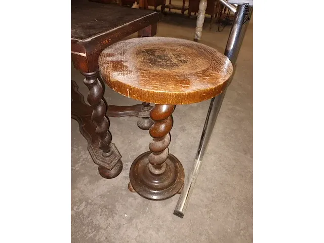 Lot 28 - voetenbank, bijzettafel en plantenstaander - afbeelding 2 van  4