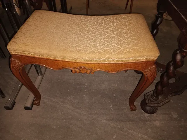 Lot 28 - voetenbank, bijzettafel en plantenstaander - afbeelding 4 van  4