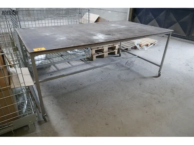 Lot 28 - werktafel - afbeelding 1 van  3