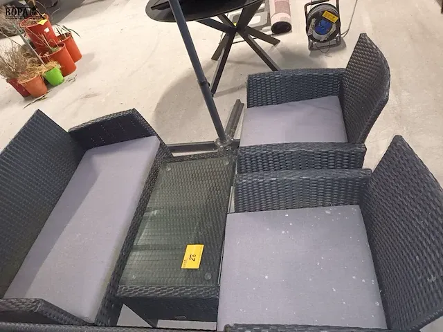 Lot 28 - wicker lounge set - afbeelding 2 van  7