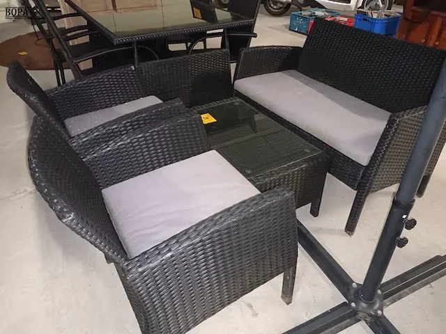 Lot 28 - wicker lounge set - afbeelding 3 van  7