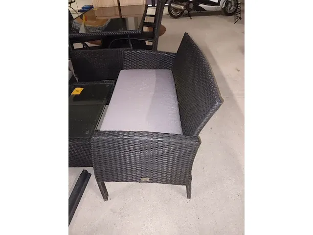 Lot 28 - wicker lounge set - afbeelding 6 van  7