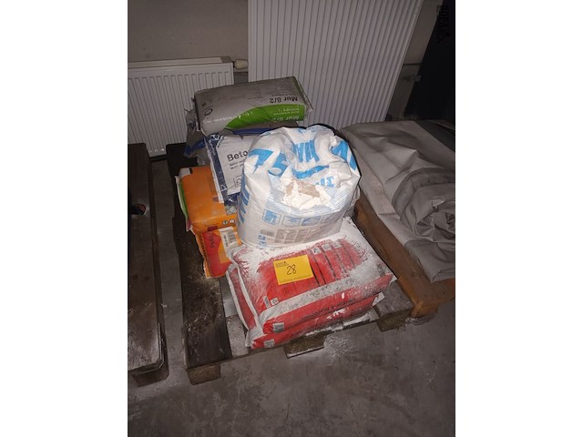 Lot 28 - zakken cement - afbeelding 1 van  3