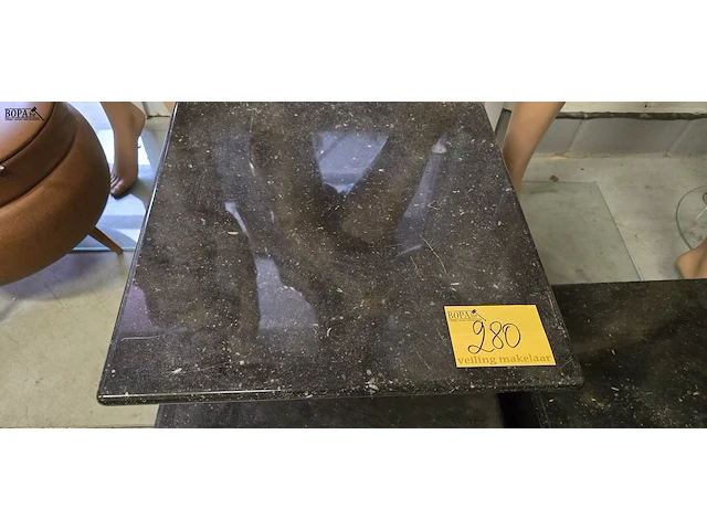Lot 280 - etalage voetstukken in marmer 50 x 50 cm 2 stuks - afbeelding 4 van  4