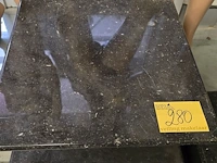 Lot 280 - etalage voetstukken in marmer 50 x 50 cm 2 stuks - afbeelding 4 van  4